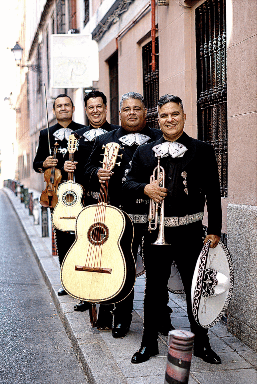 Integrantes de Mariachi Trompetas de México con sus instrumentos en la fotografía profesional de la agrupación