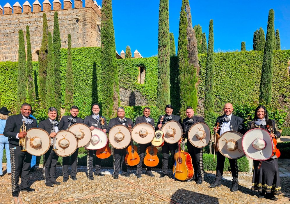 Mariachi trompetas de mexico en castillo de toledo Mariachi posando en grupo durante un cumpleaños de lujo en un castillo de Toledo.
